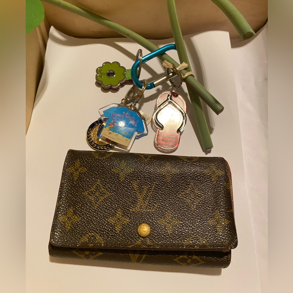 Sold Louis Vuitton Monogram Porte-Monnaie Tresor Wallet very good condition.